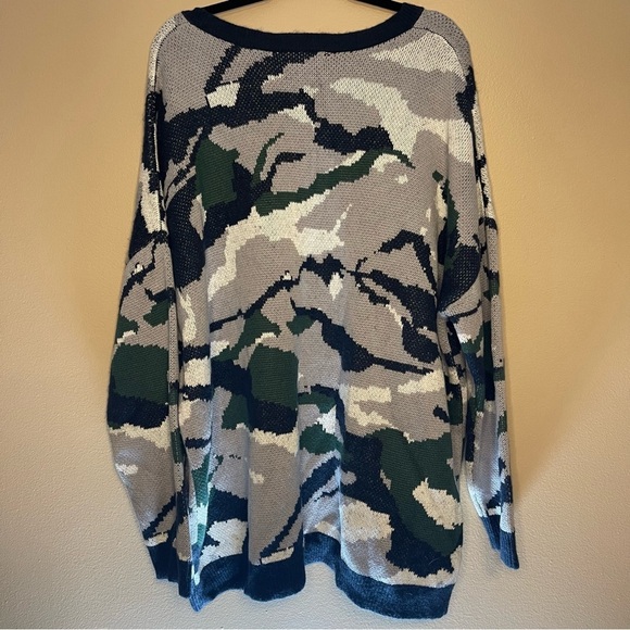 Treasure & Bond oversized camo print sweater in a size 3X - Picture 5 of 5